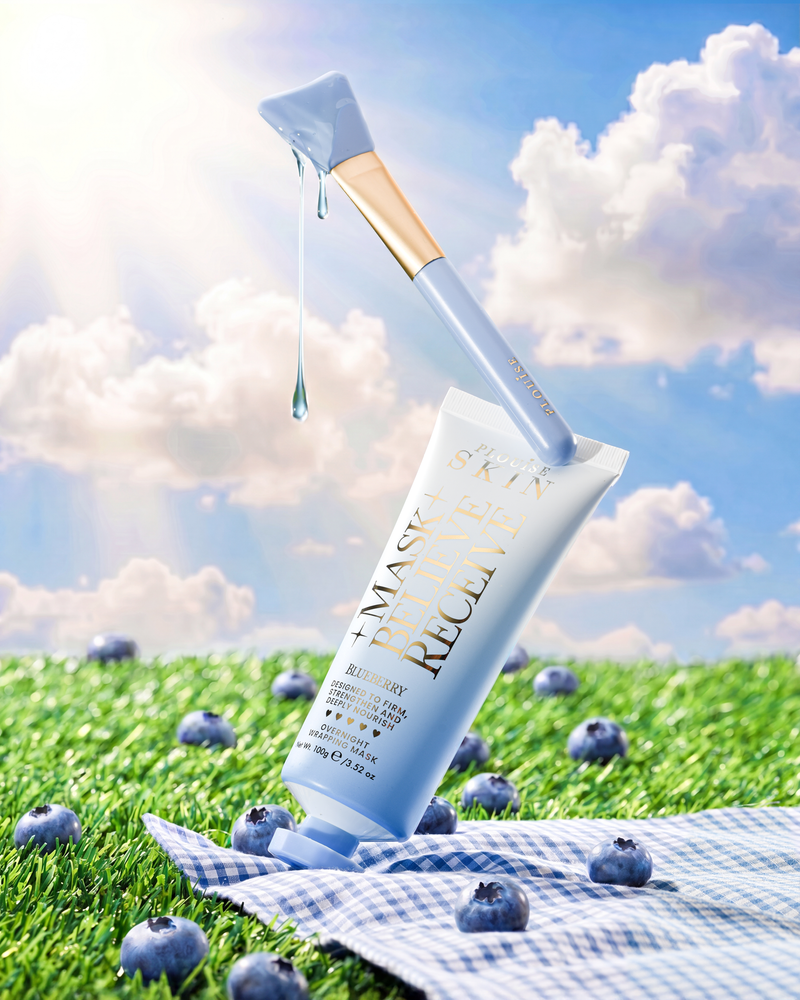 P.Louise Blueberry Overnight Wrapping Mask auf Gras mit Blaubeeren