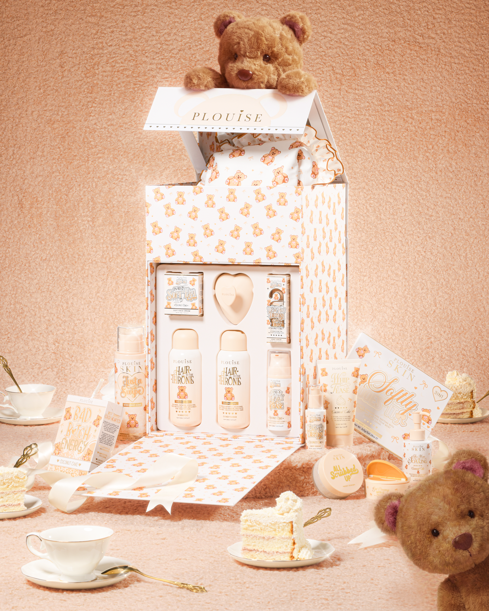 P.Louise Get Unteddy With Me Full Collection PR Box Geschenkset mit Teddybären und Tee auf beigem Hintergrund