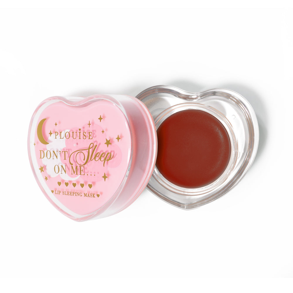 Rosa herzförmige Lippenschlafmaske mit abgenommenem Deckel auf weißem Hintergrund