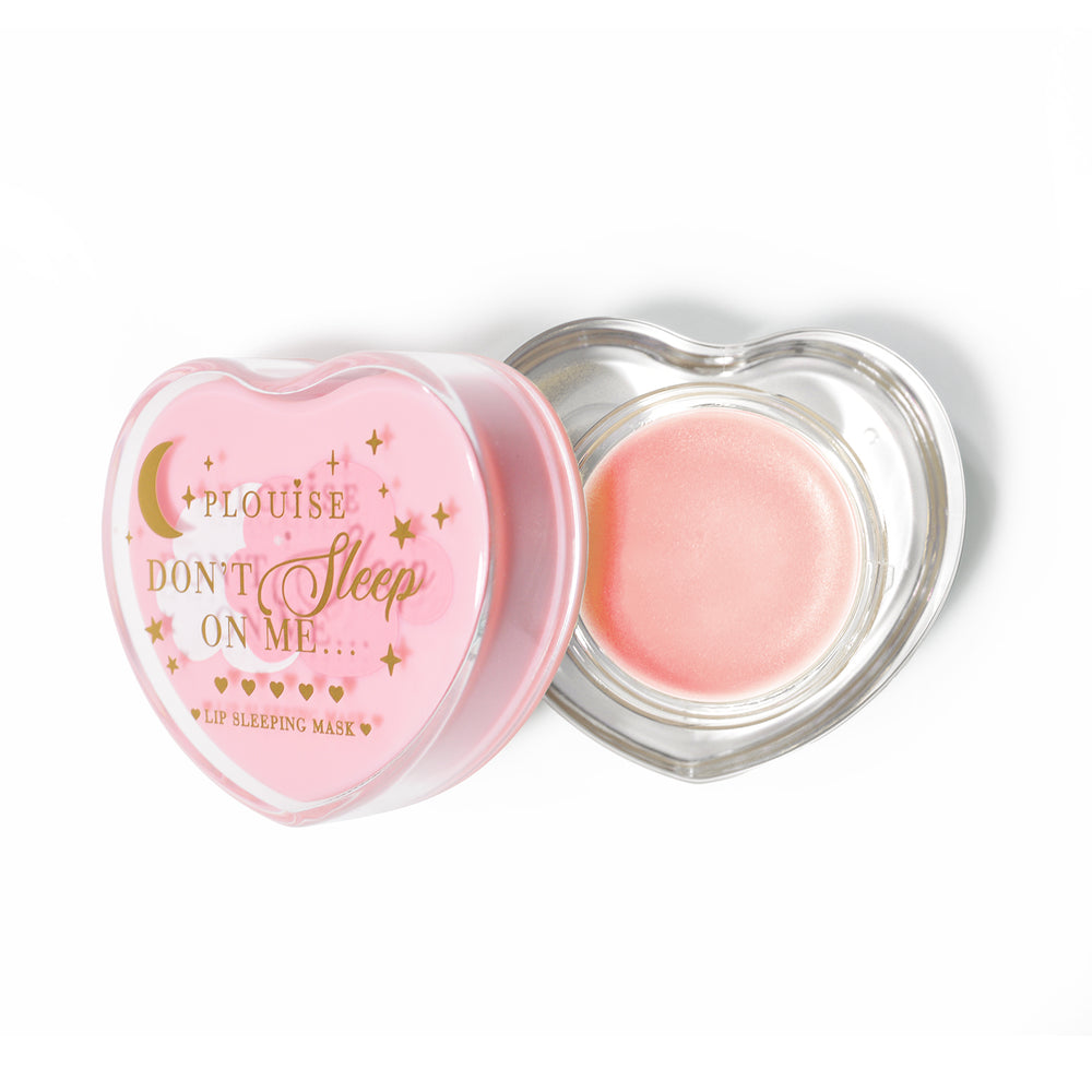 Rosa herzförmige Lippenschlafmaske mit abgenommenem Deckel auf weißem Hintergrund