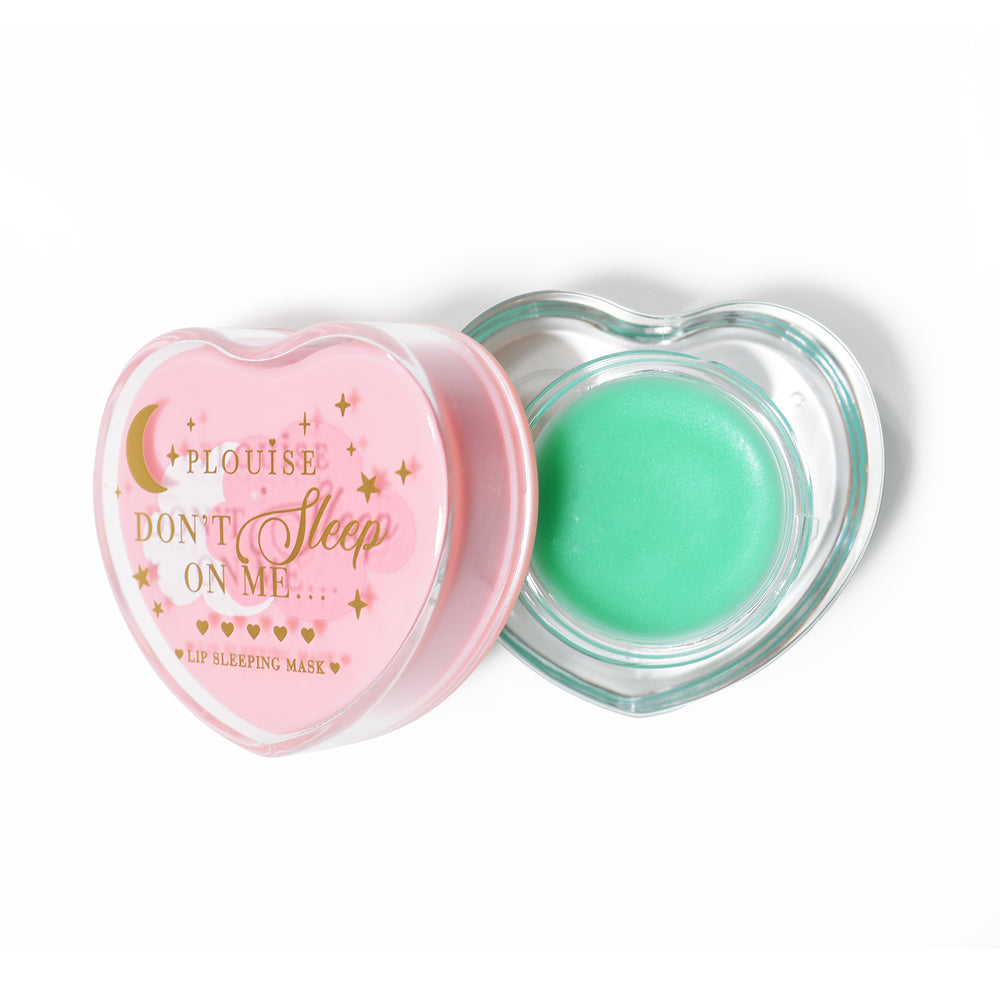 Rosa herzförmige Lippenschlafmaske mit abgenommenem Deckel auf weißem Hintergrund