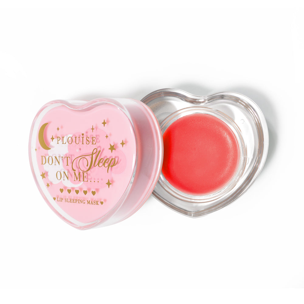 Rosa herzförmige Lippenschlafmaske mit abgenommenem Deckel auf weißem Hintergrund
