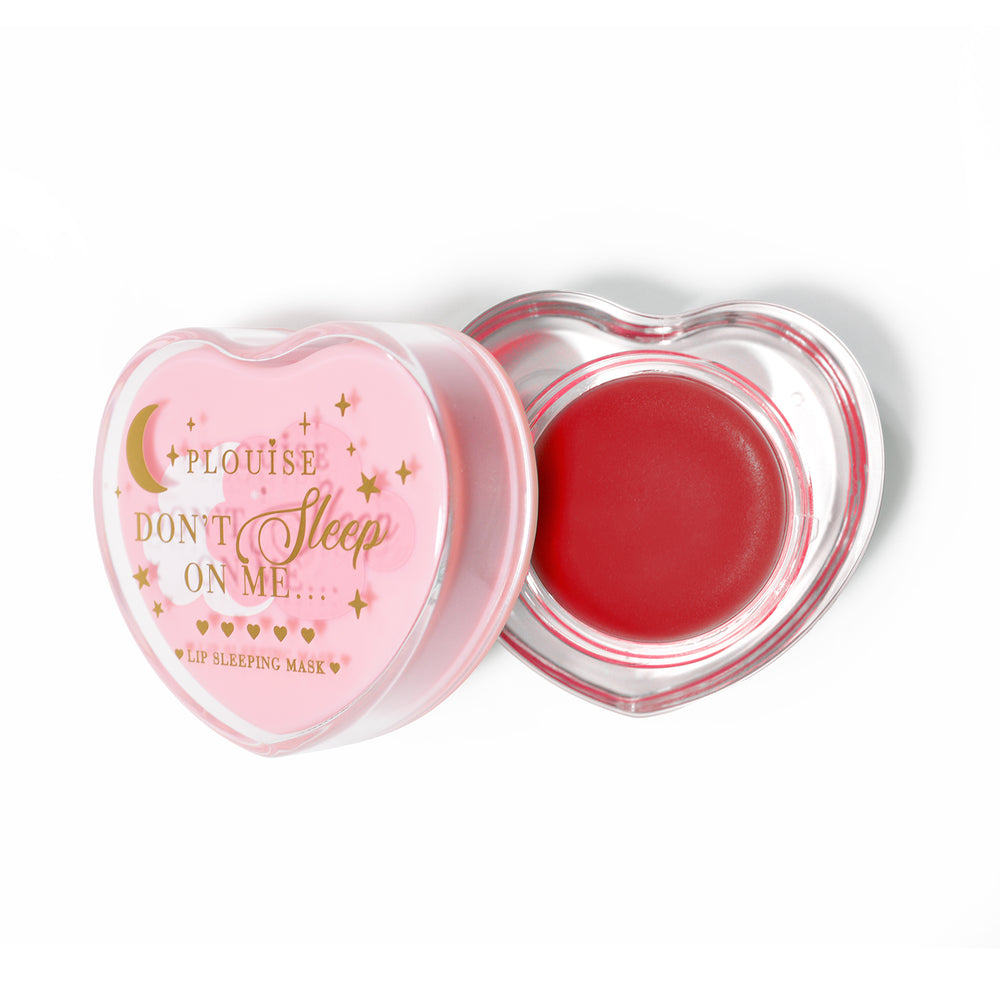 Rosa herzförmige Lippenschlafmaske mit abgenommenem Deckel auf weißem Hintergrund