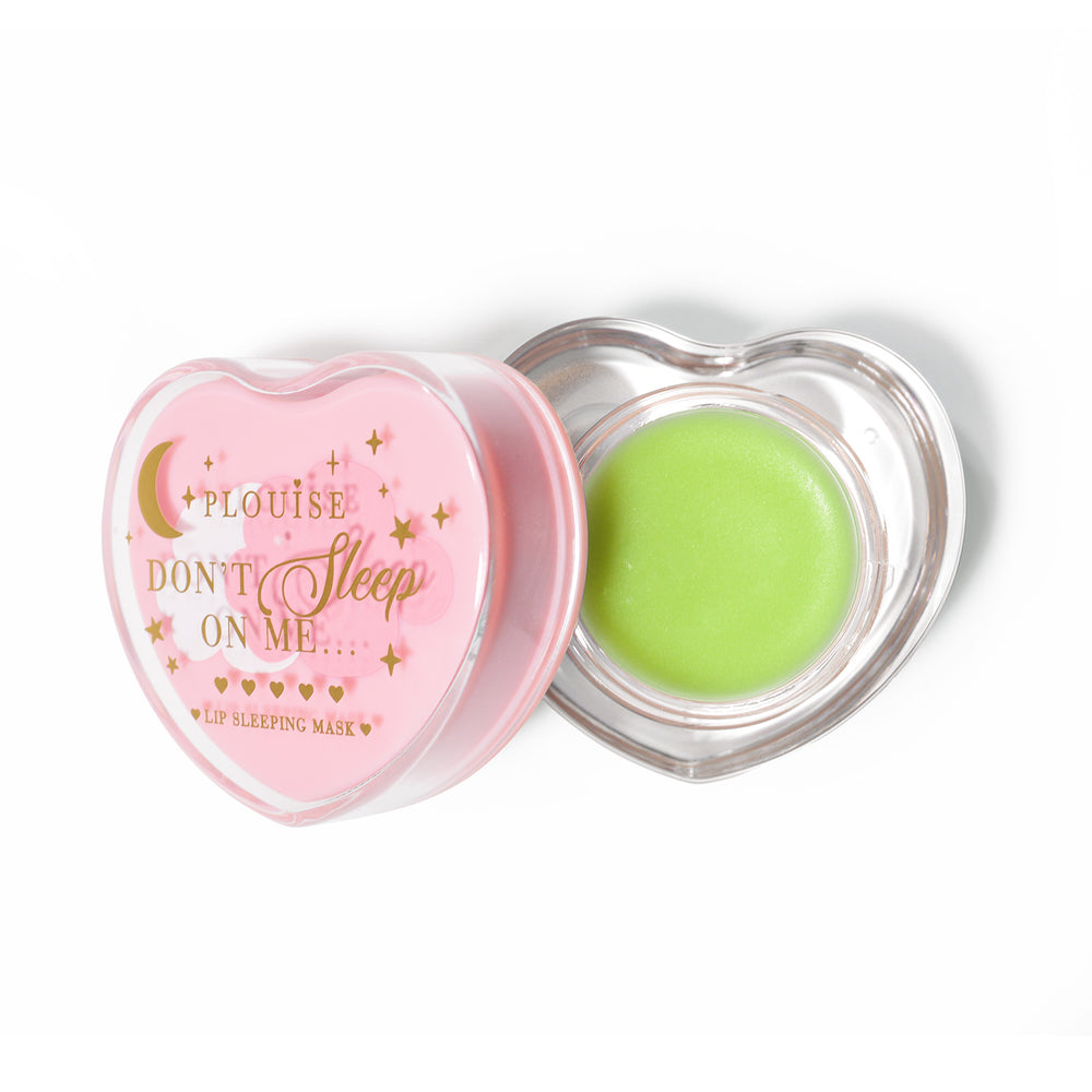Rosa herzförmige Lippenschlafmaske mit abgenommenem Deckel auf weißem Hintergrund