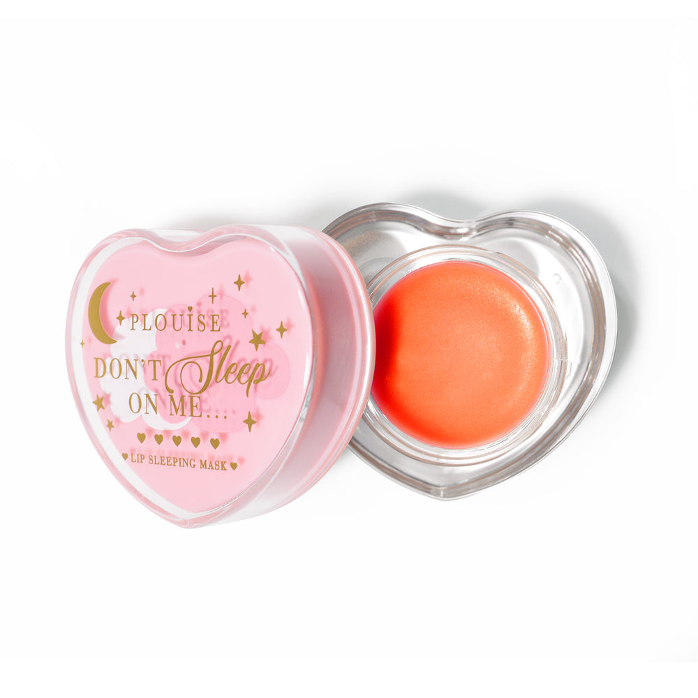 Rosa herzförmige Lippenschlafmaske mit abgenommenem Deckel auf weißem Hintergrund