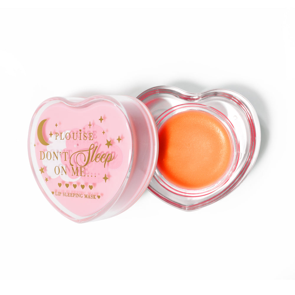 Rosa herzförmige Lippenschlafmaske mit abgenommenem Deckel auf weißem Hintergrund