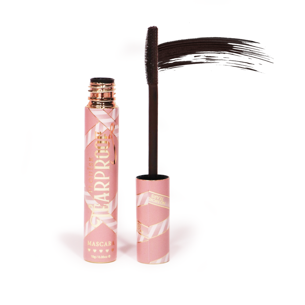 Die P. Louise Tearproof Mascara in sattem Braun auf weißem Hintergrund