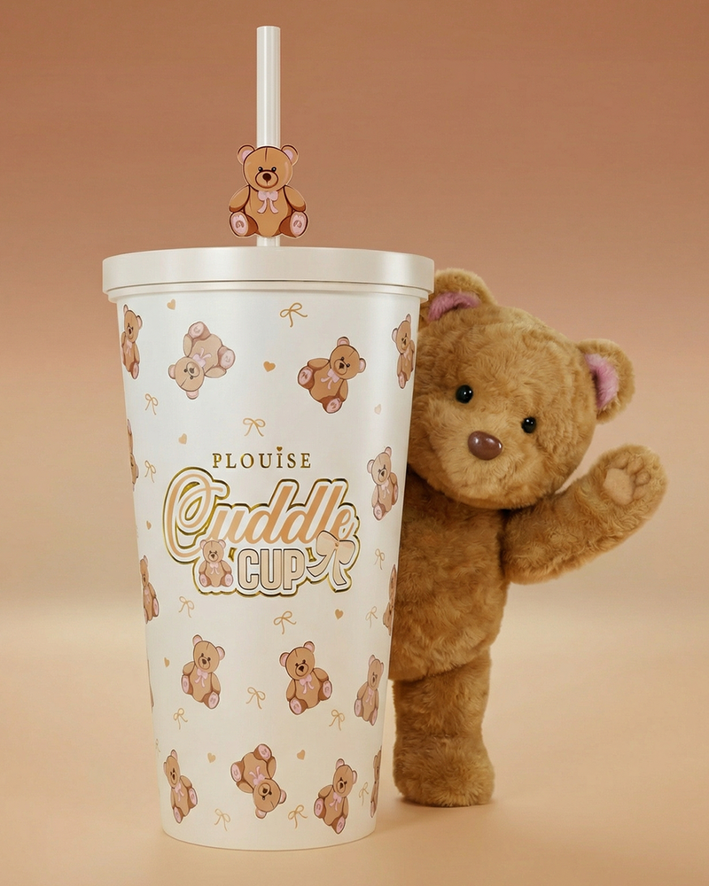 Bild des P.Louise Teddy Bear Steel Cuddle Cup Tumbler & Straw mit einem winkenden Bären dahinter
