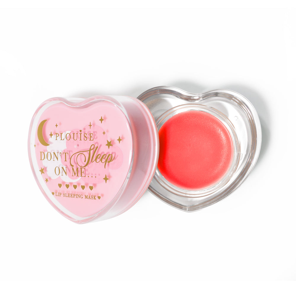 Rosa herzförmige Lippenschlafmaske mit abgenommenem Deckel auf weißem Hintergrund