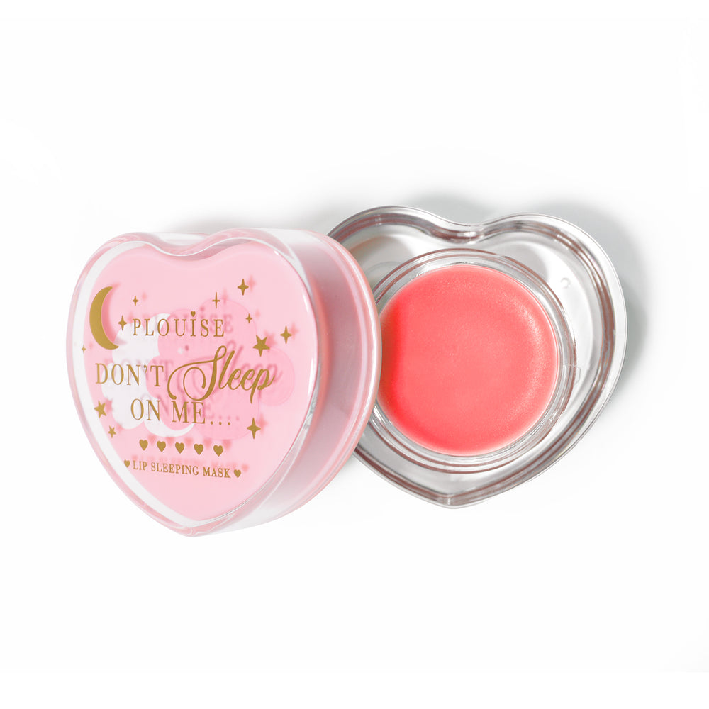 Rosa herzförmige Lippenschlafmaske mit abgenommenem Deckel auf weißem Hintergrund