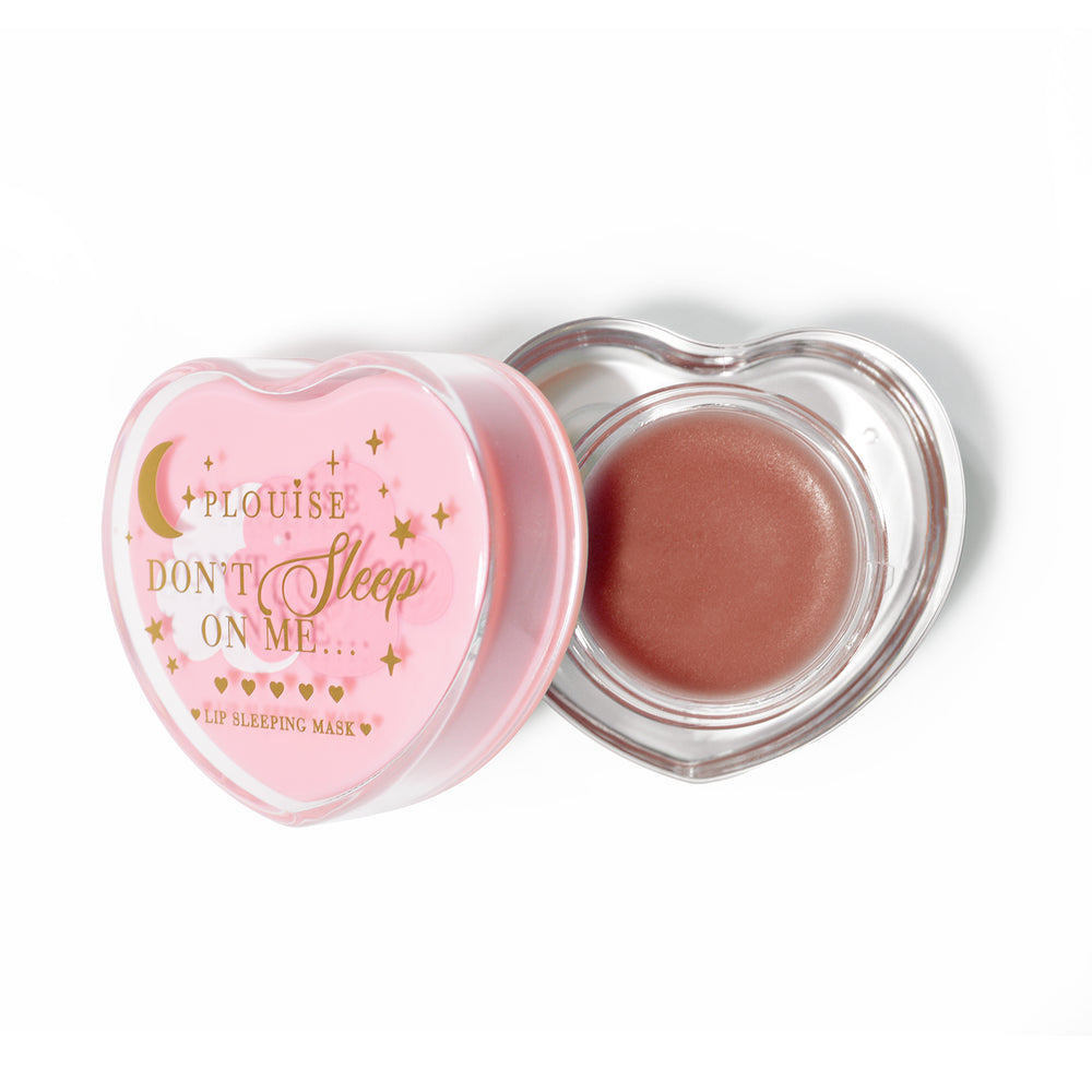 Rosa herzförmige Lippenschlafmaske mit abgenommenem Deckel auf weißem Hintergrund