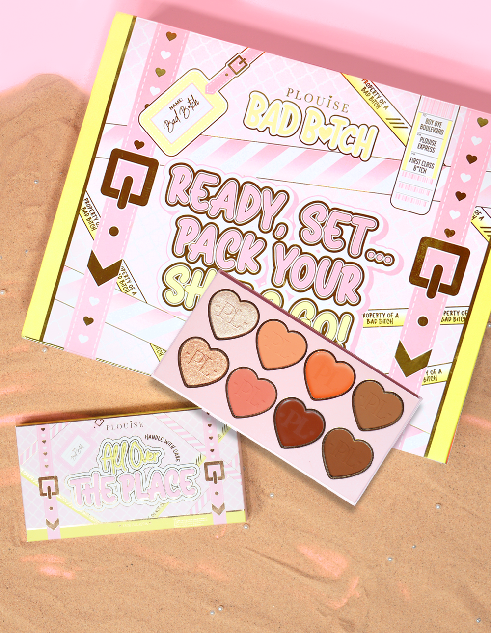 Verpackung und Produkt der P.Louise All Over The Place Face Palette mit herzförmigen Pfannenschirmen in verschiedenen Farben auf einem Sandbett.
