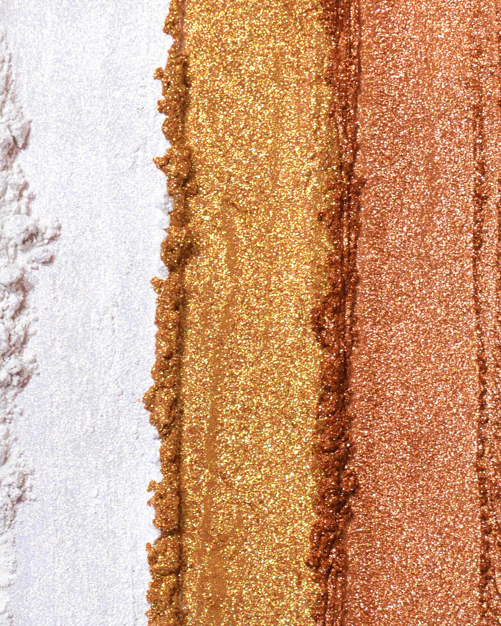 Nahaufnahme von Farbfeldern der losen Glitzer-Lidschattenpigmente P.Louise Secret Stardust
