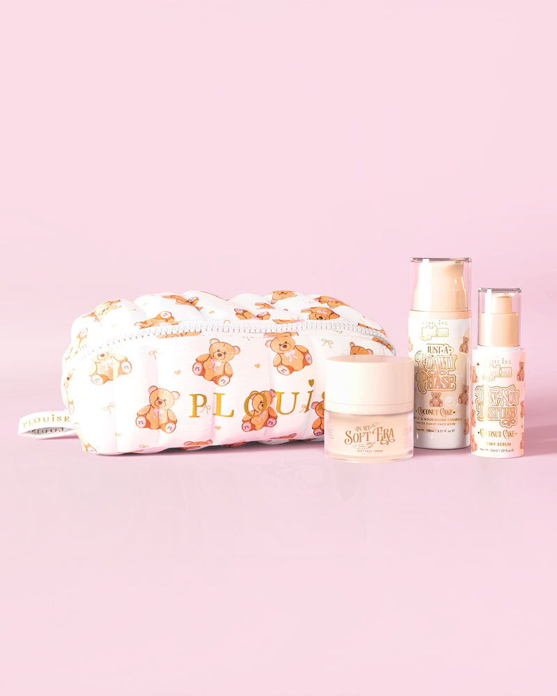 Ein Bild des P.Louise Softest Touch Hautpflege-Starterkits mit einer Hautpflege- und Make-up-Tasche mit großem Teddybär-Aufdruck und drei Hautpflegeprodukten vor einem rosa Hintergrund