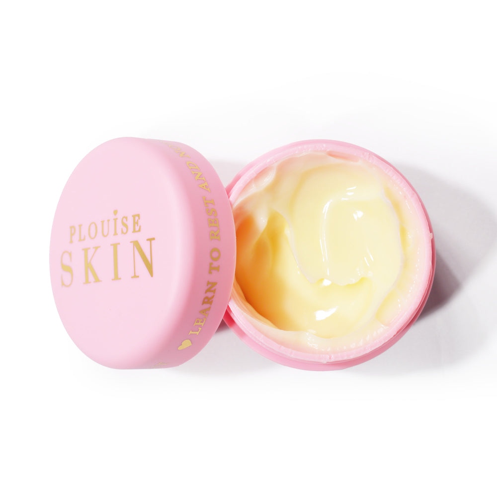 Ein rosa offenes Glas P.Louise Give It A Rest Eye Cream mit der darin enthaltenen gelb getönten Feuchtigkeitscreme