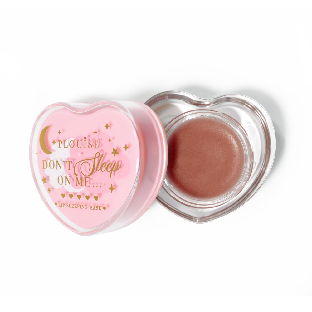 Rosa herzförmige Lippenschlafmaske mit abgenommenem Deckel auf weißem Hintergrund