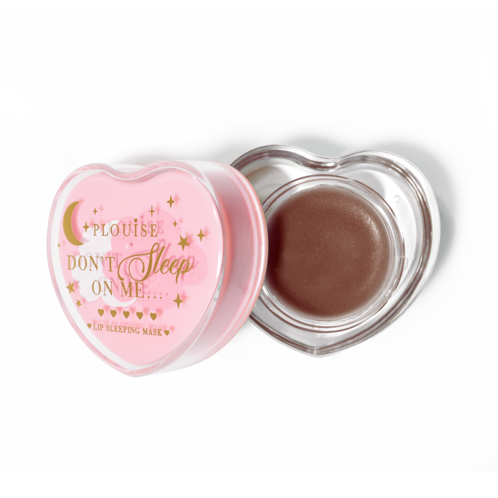 Rosa herzförmige Lippenschlafmaske mit abgenommenem Deckel auf weißem Hintergrund