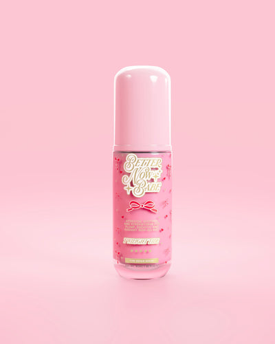 Durchsichtige rosa Flasche P.Louise Better Now Babe Pink Barrier Repair Serum im Twilight Tide-Duft vor rosa Hintergrund