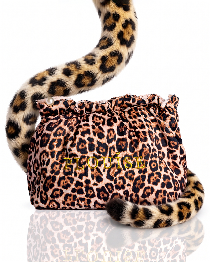 Cheetah Hot Hunt – Make-up-Tasche mit Rüschen und Leopardenmuster und Perlenquaste