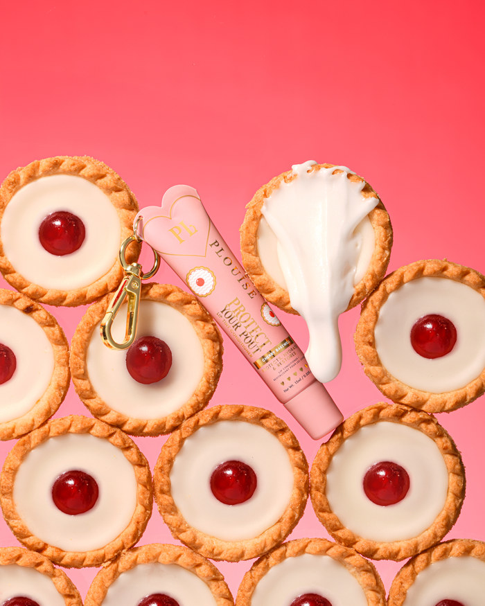 Die getönte, nach rosa Kirschmandeln duftende Lippenspülung schützt Ihren Schmollmund mit einem goldenen Clip, der zwischen Kirsch-Bakewell-Desserts platziert wird