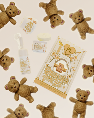 Bild des P.Louise Teddy Coconut Cake Obsessed For Less Hautpflegesets, umgeben von Teddybären auf rosa Hintergrund