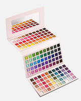 Eine offene P.Louise Creative Comeback XXXL Rainbow Eyeshadow Palette mit 150 farbenfrohen Lidschatten