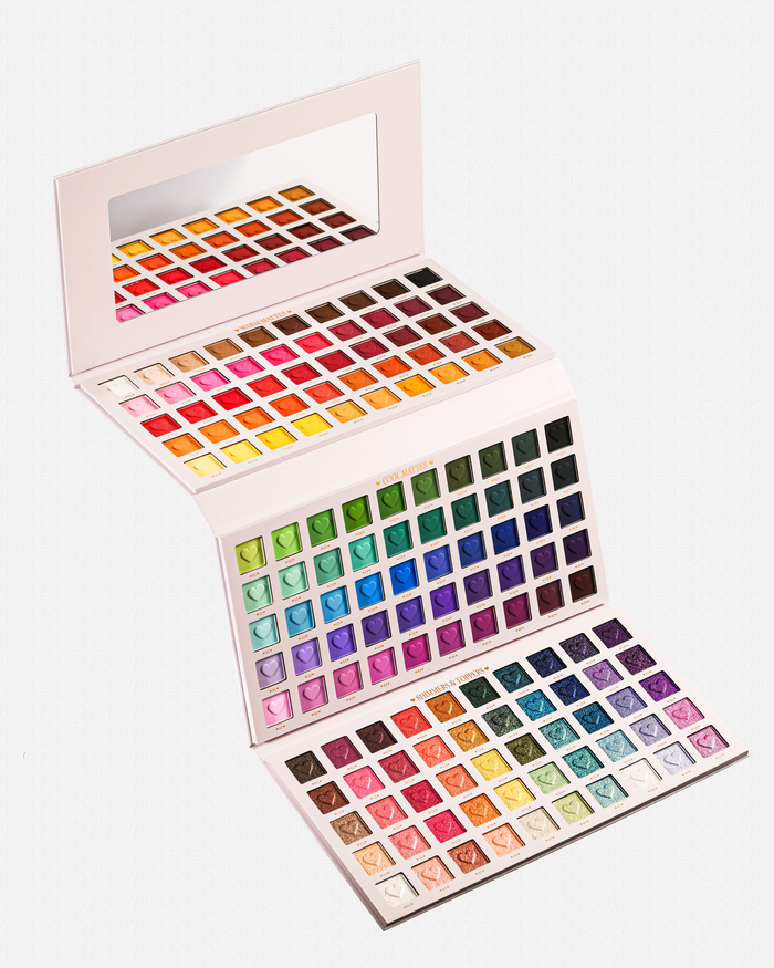 Eine offene P.Louise Creative Comeback XXXL Rainbow Eyeshadow Palette mit 150 farbenfrohen Lidschatten