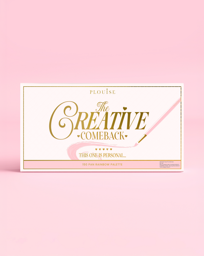 Die Vorderseite einer geschlossenen P.Louise Creative COMeback XXXL Rainbow Eyeshadow Palette mit goldener Typografie auf einem rosa Gehäuse vor einem rosa Hintergrund