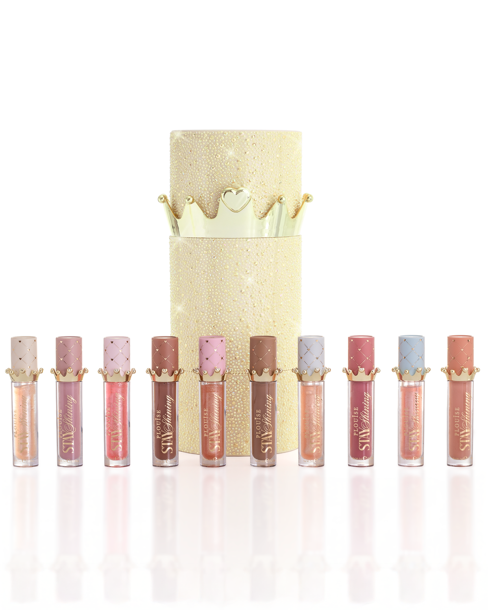 Ein Satz von zehn P.Louise Christmas Stay Shining Lip Oil-Produkten, in einer Reihe angeordnet, vor einer glitzernden goldenen zylindrischen Lippenölbox mit einem goldenen Kronendeckel, auf einem sauberen weißen Hintergrund.