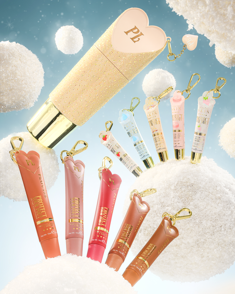 Ein Satz herzförmiger Lippenspüler-Schlüsselanhänger-Tuben mit goldenen Schlüsselanhängern, präsentiert vor einem skurrilen Hintergrund aus flauschigen weißen Wolken und einem hellblauen Himmel. Das Set enthält eine große goldene Glitzertube mit einer rosafarbenen Herzkappe, mehrere kleinere Lipgloss- oder Cremetuben in Pfirsich-, Rosa-, Rot- und Brauntönen sowie kleinere Schlüsselanhänger in Pastellblau und Rosa.