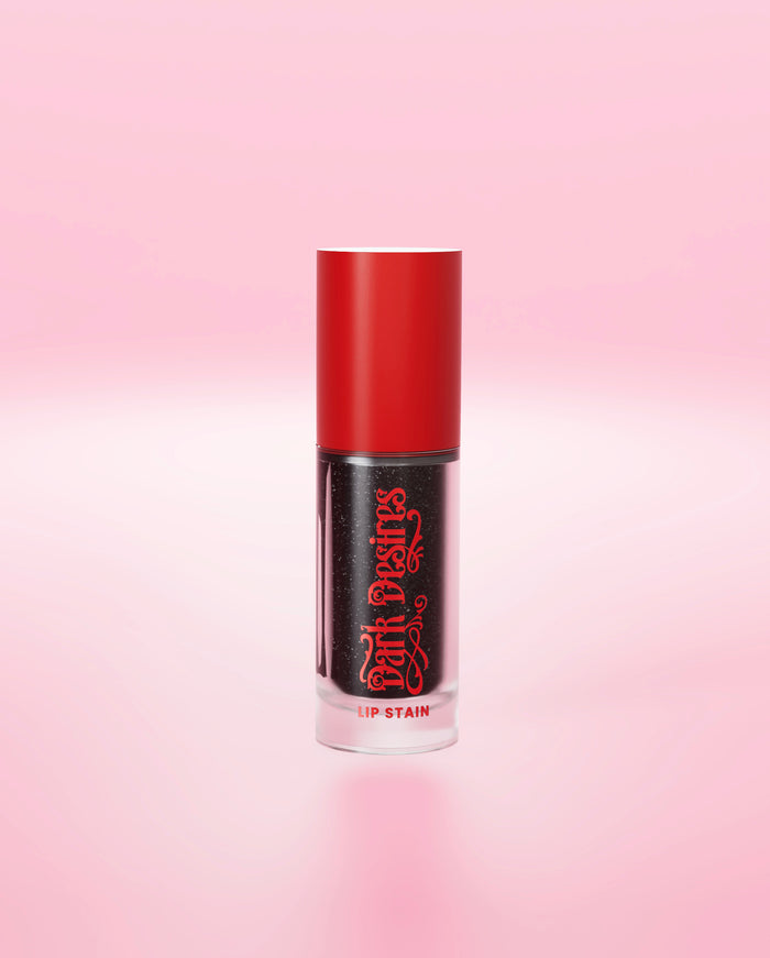 Ein schwarzer, farbverändernder Lippenstift von P.Louise mit roter Kappe auf rosa Hintergrund