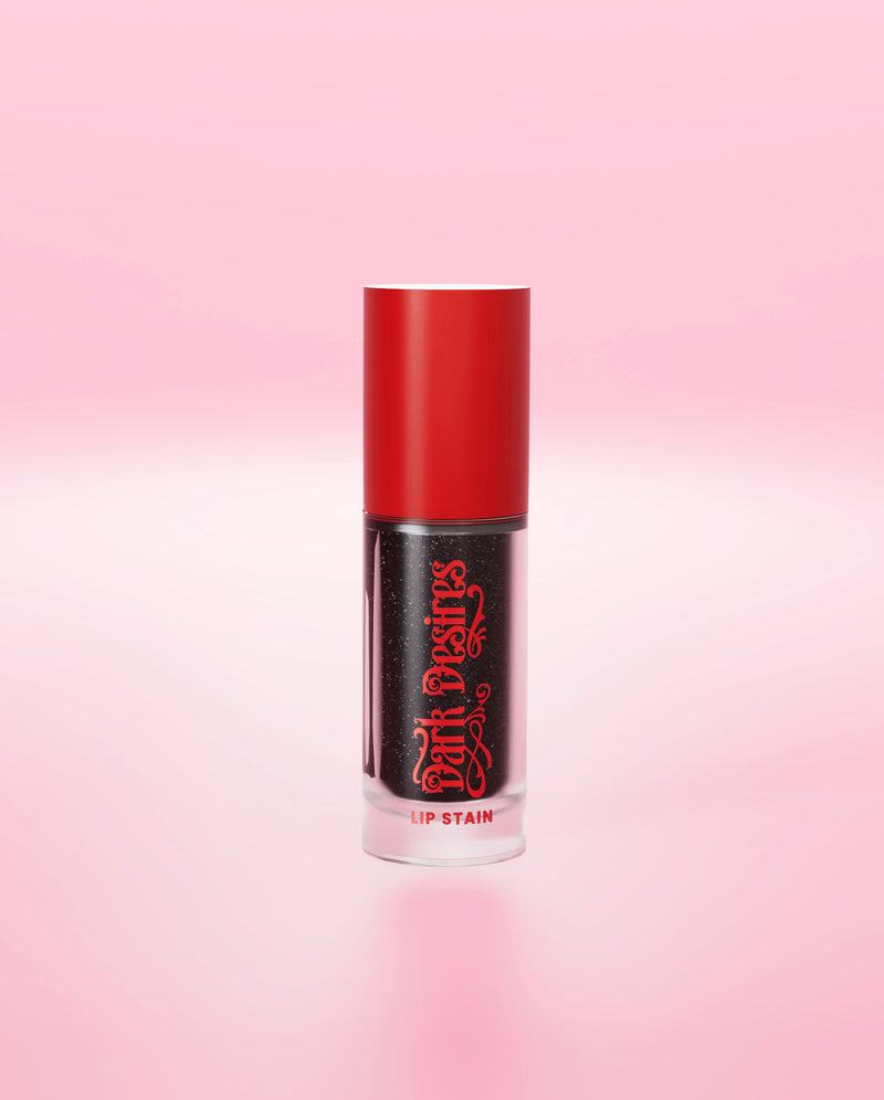 Ein schwarzer, farbverändernder Lippenstift von P.Louise mit roter Kappe auf rosa Hintergrund