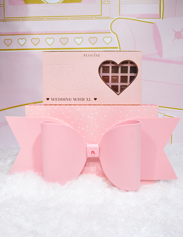 Geschenkpapierbox mit rosa Schleife