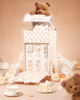 P.Louise Get Unteddy With Me Full Collection PR Box Geschenkset mit Teddybären und Tee auf beigem Hintergrund