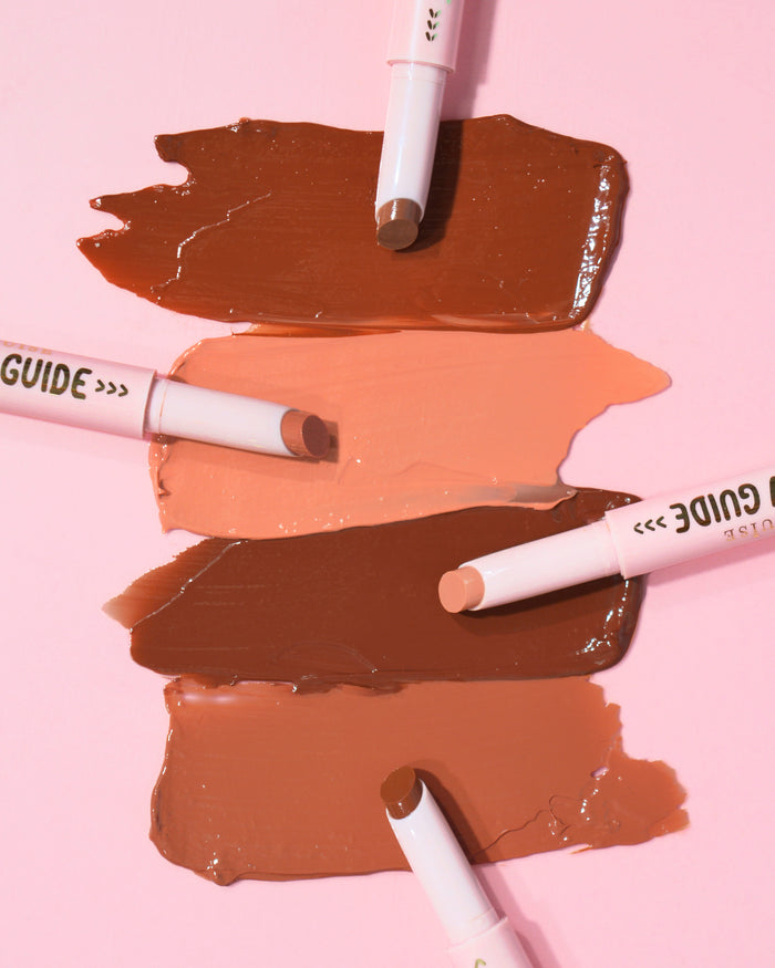 Muster der P.Louise Glow Guide Glossy Lipstick Balms auf rosa Hintergrund