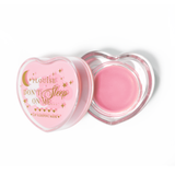 Rosa herzförmige Lippenschlafmaske mit abgenommenem Deckel auf weißem Hintergrund