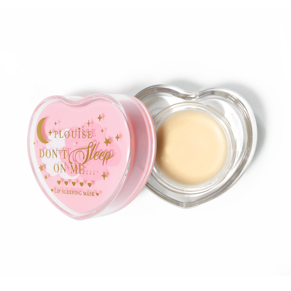 Rosa herzförmige Lippenschlafmaske mit abgenommenem Deckel auf weißem Hintergrund