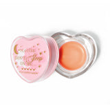 Rosa herzförmige Lippenschlafmaske mit abgenommenem Deckel auf weißem Hintergrund