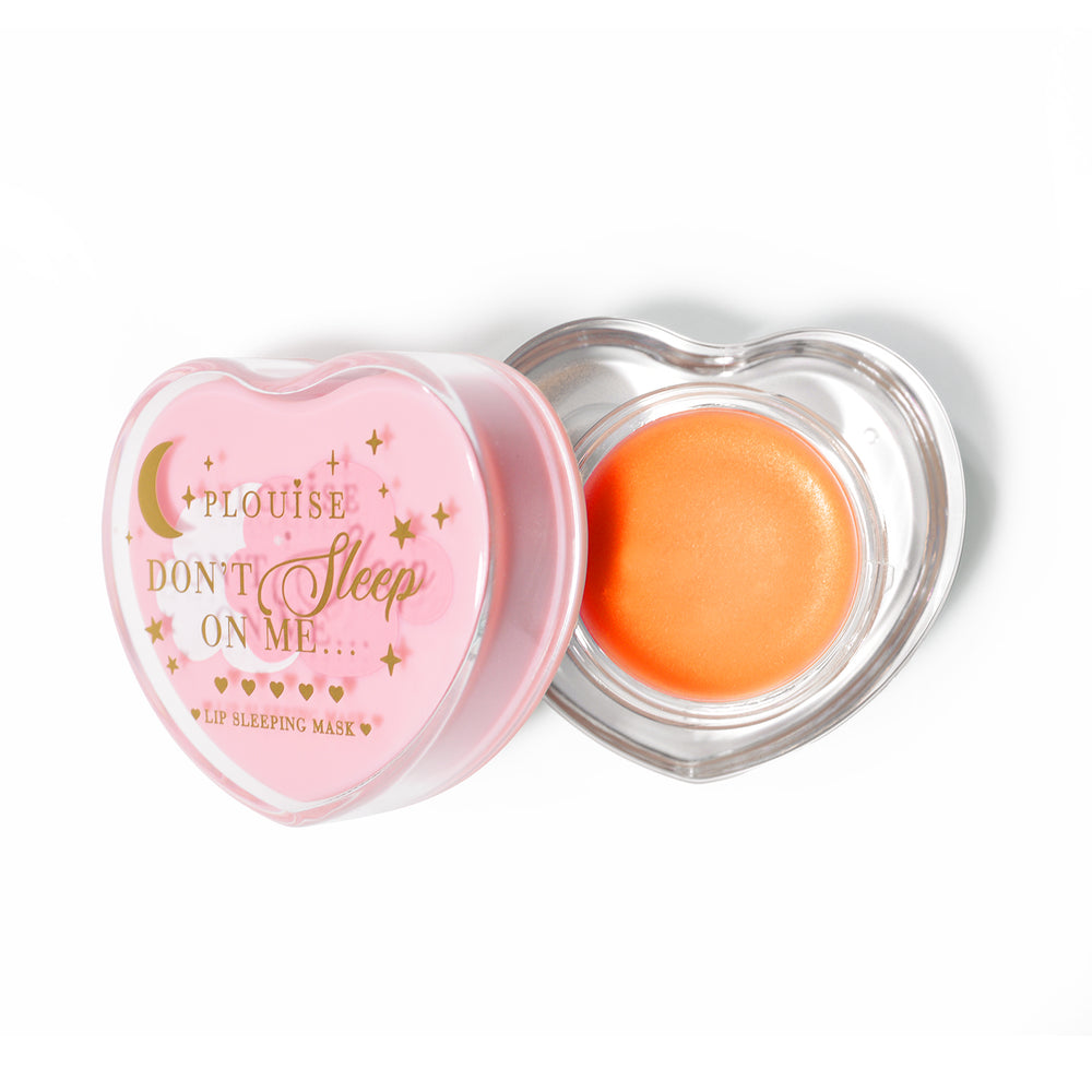 Rosa herzförmige Lippenschlafmaske mit abgenommenem Deckel auf weißem Hintergrund