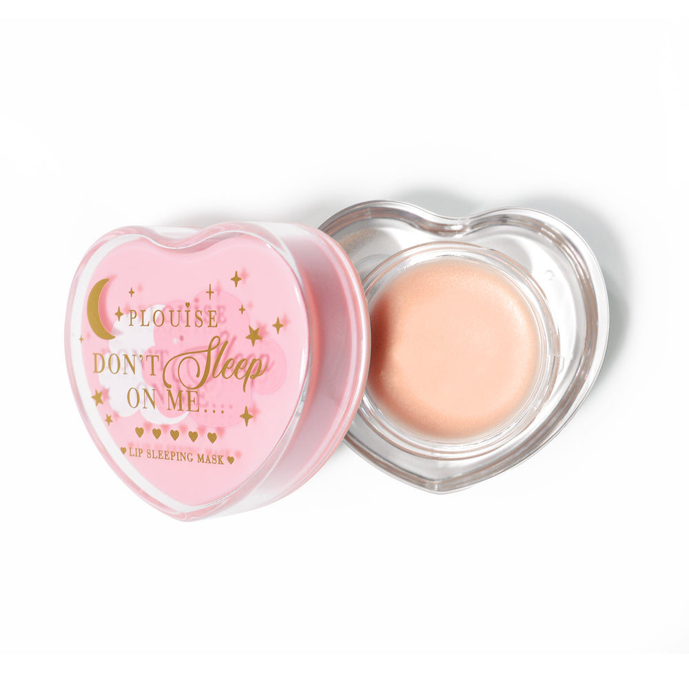 Rosa herzförmige Lippenschlafmaske mit abgenommenem Deckel auf weißem Hintergrund