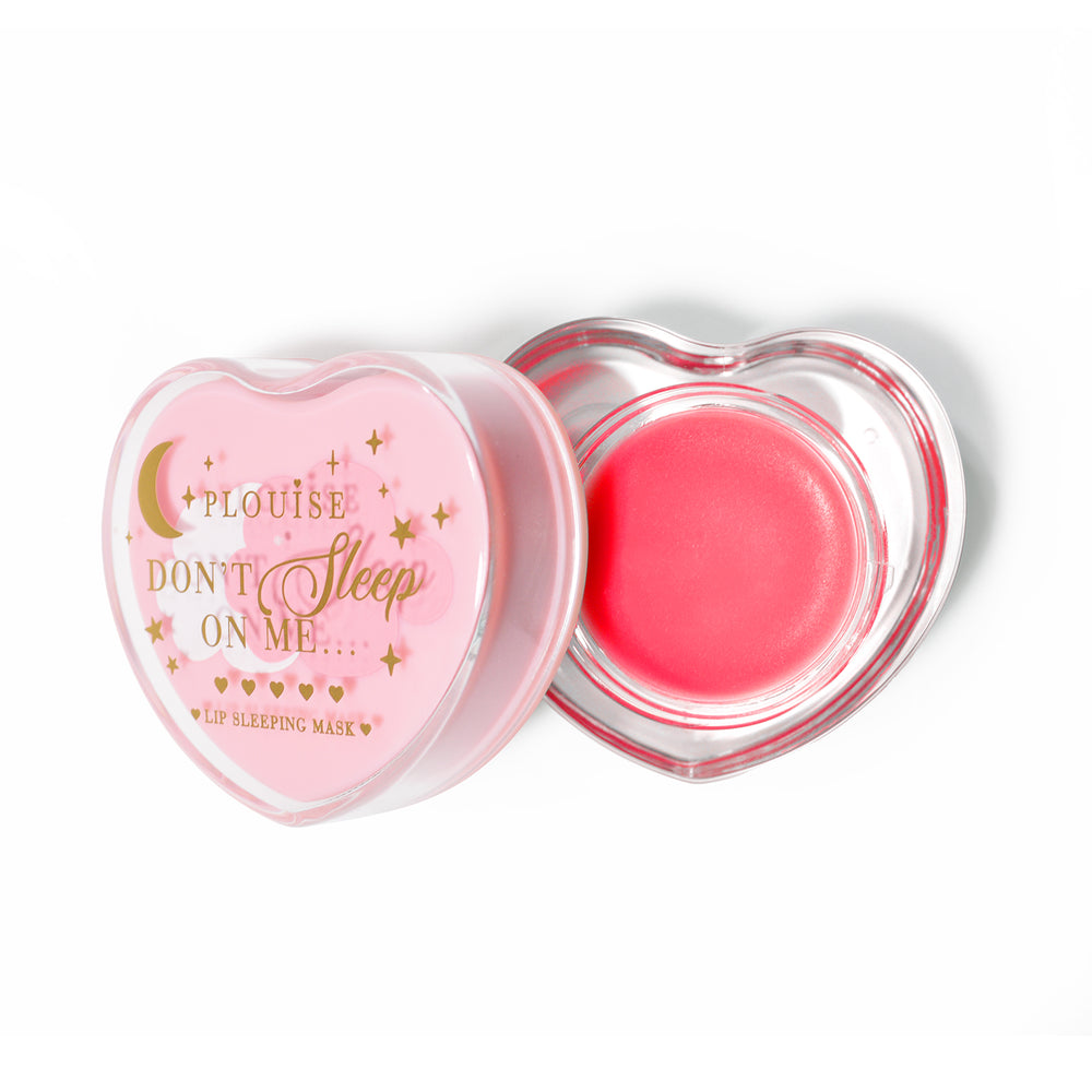 Rosa herzförmige Lippenschlafmaske mit abgenommenem Deckel auf weißem Hintergrund