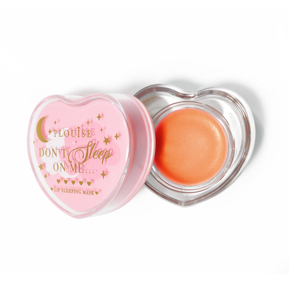 Rosa herzförmige Lippenschlafmaske mit abgenommenem Deckel auf weißem Hintergrund