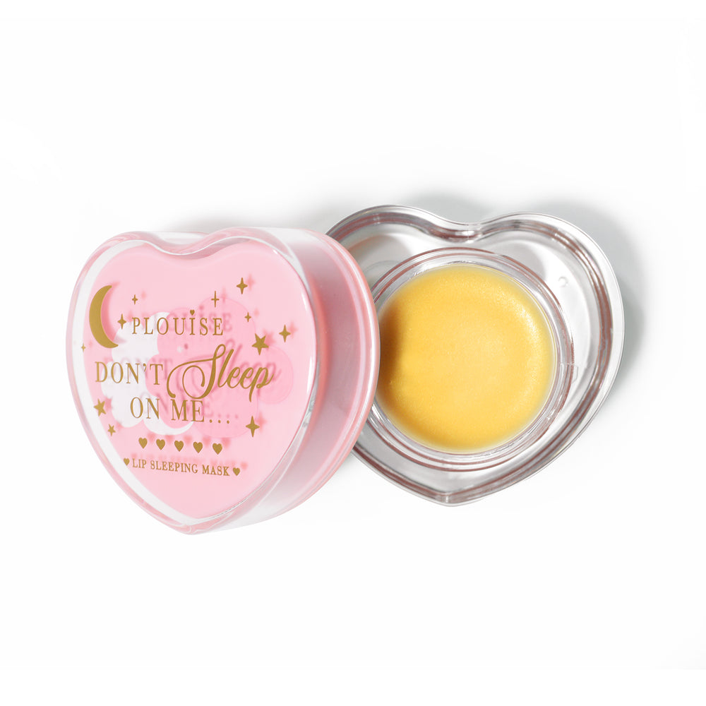 Rosa herzförmige Lippenschlafmaske mit abgenommenem Deckel auf weißem Hintergrund