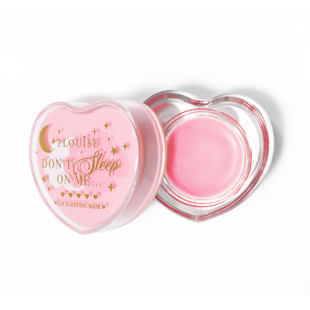 Rosa herzförmige Lippenschlafmaske mit abgenommenem Deckel auf weißem Hintergrund