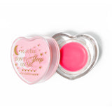 Rosa herzförmige Lippenschlafmaske mit abgenommenem Deckel auf weißem Hintergrund