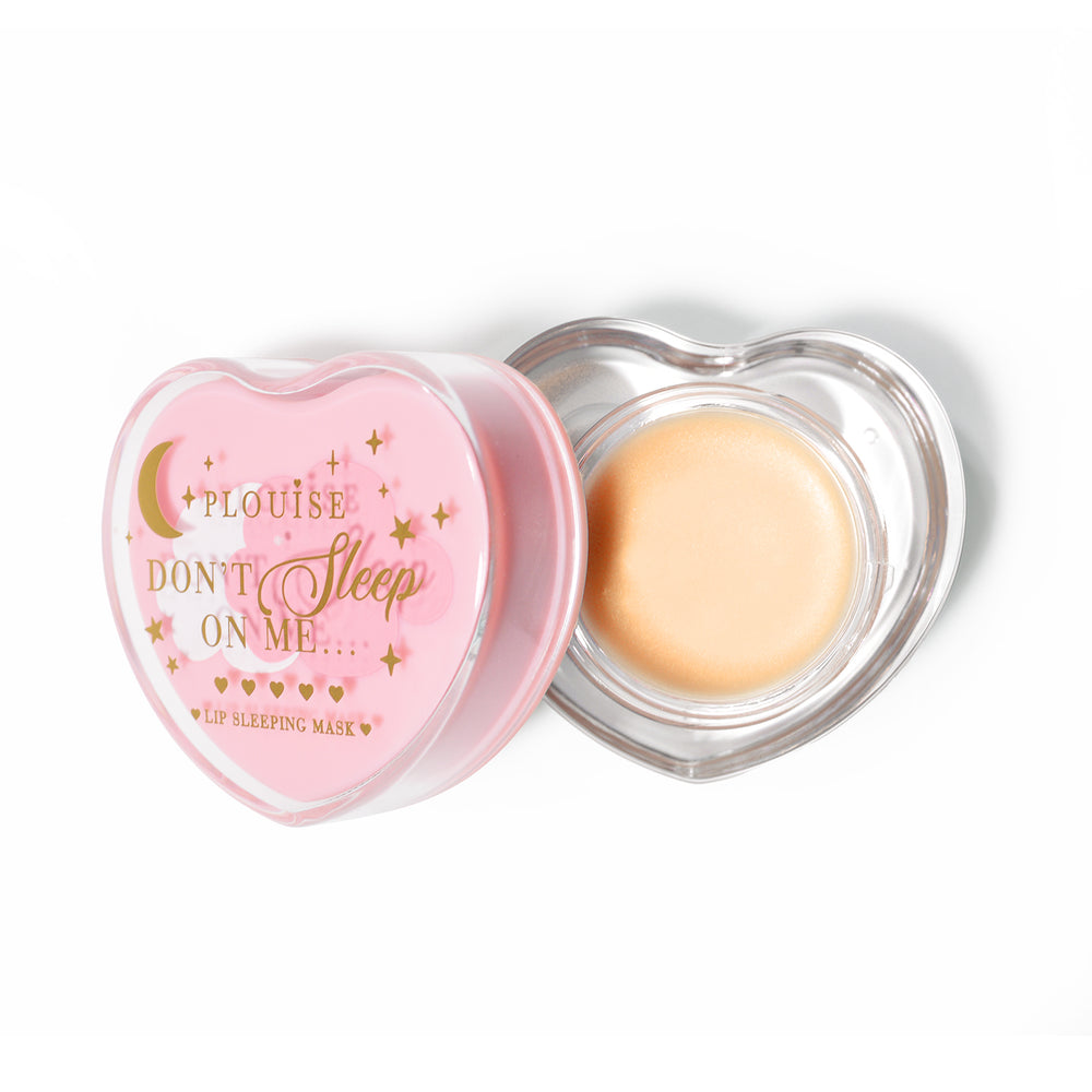 Rosa herzförmige Lippenschlafmaske mit abgenommenem Deckel auf weißem Hintergrund