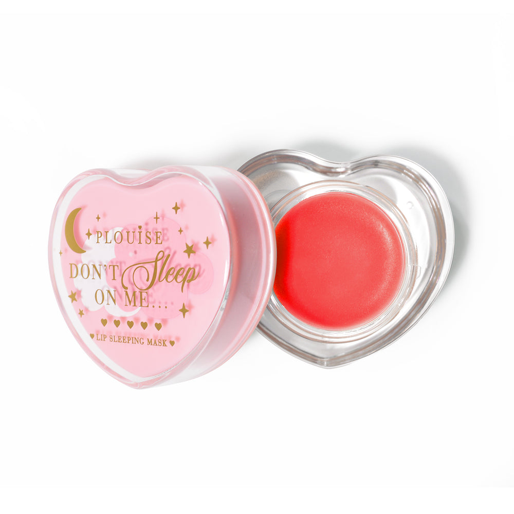 Rosa herzförmige Lippenschlafmaske mit abgenommenem Deckel auf weißem Hintergrund