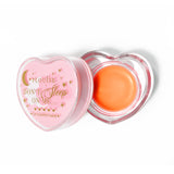 Rosa herzförmige Lippenschlafmaske mit abgenommenem Deckel auf weißem Hintergrund