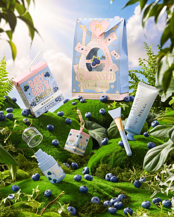 P.Louise Blueberry Obsessed For Bad Bitch und Verpackung auf einem grünen Hügel mit Blaubeeren