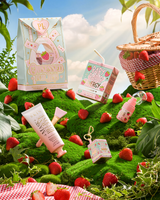 Strawberry P.Louise Obsessed For Bad Bitch, vollständige Sammlung auf einem grasbewachsenen Hügel, umgeben von Erdbeeren